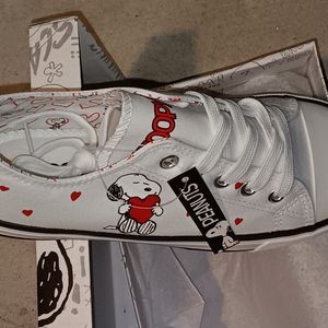 Peanuts Snoopy Chucks canvas low top hearts kids sz 3 Very cute NIB not converse